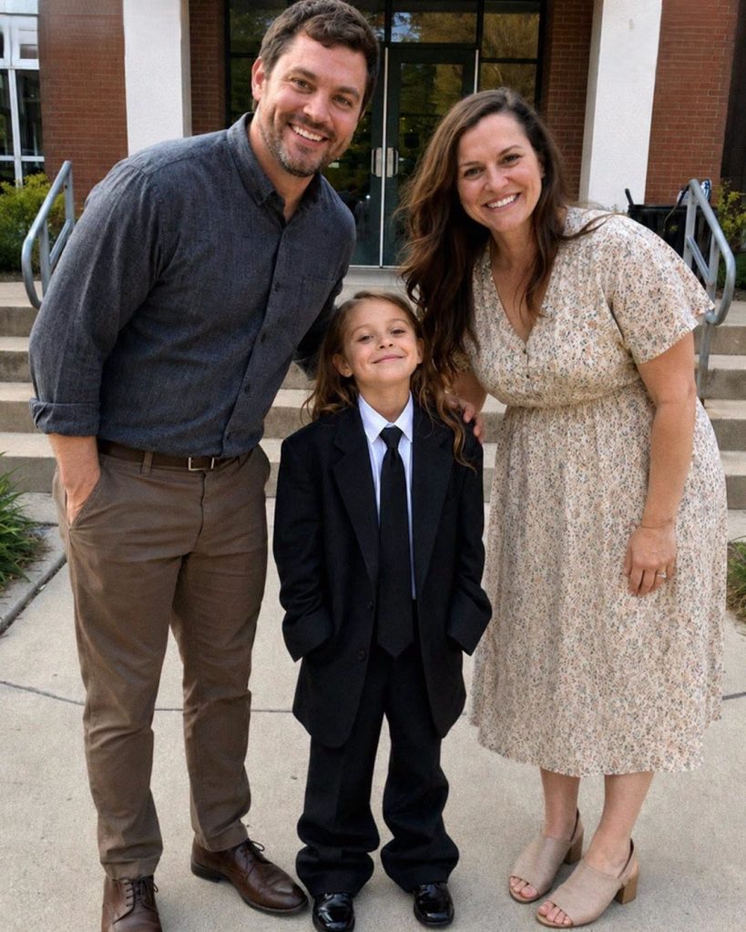 My 6-Year-Old Daughter Wore an Oversized Suit t0 Her Recital – When An0ther Mom Laughed, Her Response Left Her Speechless